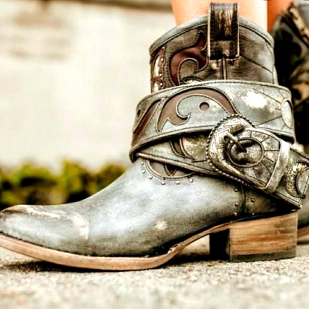 Sz 7 Freebird Tash short distressed boots